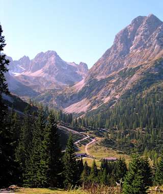 Die Ehrwalder Sonnenspitze von der Seebenalm aus gesehen.