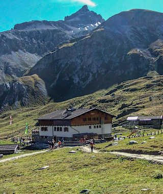 Die Sesvennahütte liegt auf wunderschönen Almwiesen.