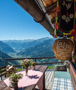 Die urige Steiner Hochalm mit Blick auf Dorfgastein lädt zur Rast ein.