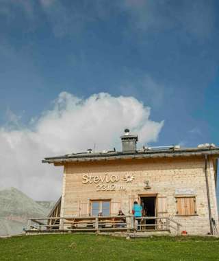 Die Steviahütte in der Geisler-Puezgruppe.