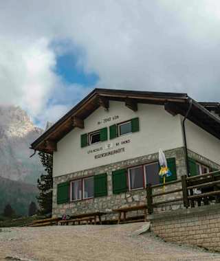 Die Regensburger Hütte ist das erste Zwischenziel des Zustiegs vom Col Raiser.