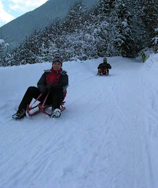Rodeln macht Erwachsenen wie Kindern Spaß.