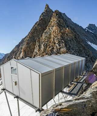 Die Biwakschachtel – und der Blick zum Südostgrat (Mischabelgrat) des Täschhorns