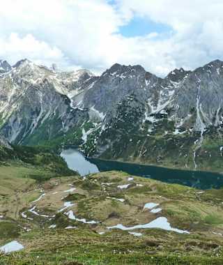 Der Tappenkarsee und rechts der Weißgrubenkopf