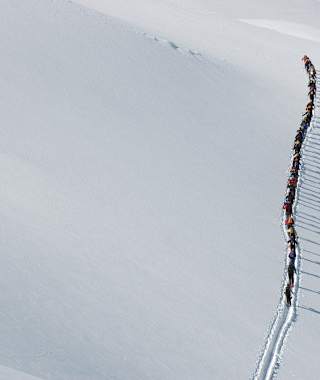 Mit Telemarkskiern durch sicheres Gelände
