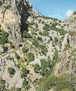 Die Tunnelroute (Variante) durchsticht einen felsigen Bergrücken der Tramuntana (auf dem Bild links).
