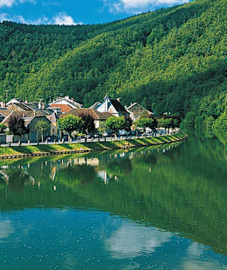 Malerisch liegen die Häuser von Monthermé am Ufer der Maas.