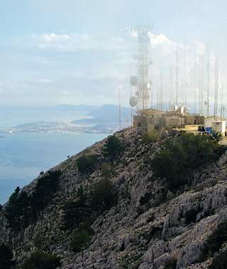 Antennenwald auf dem Gipfel des Pantokrátoras, im Hintergrund Kérkyra.