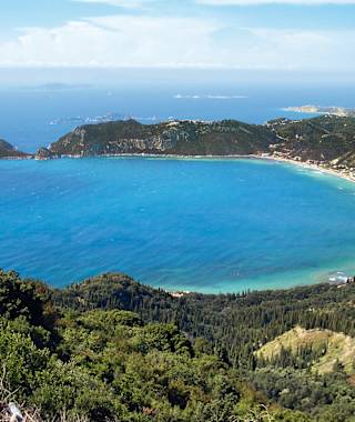 Blick auf die Ágios-Geórgios-Bucht