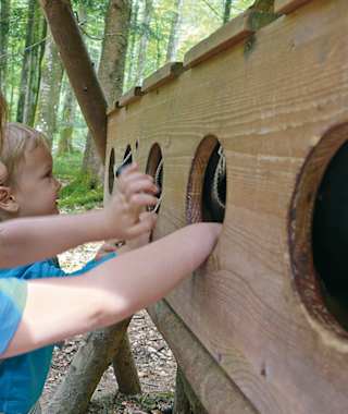 Was steckt da hinter der Klappe? Ein aufregendes Fühlexperiment.
