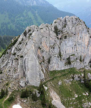 Beeindruckende Felskulisse im Voralpenland: Blankenstein vom Risserkogel-Abstiegsweg gesehen. 