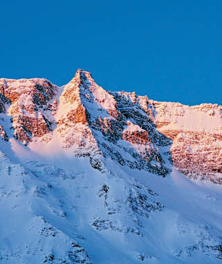 Morgenrot am Sonnblick. Das Zittelhaus wirkt winzig.