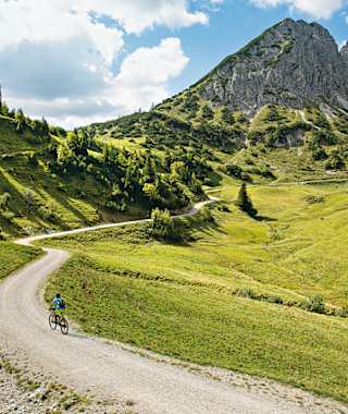 Die felsige Nordwand des Litnisschrofen. Die Tour führt links vom Gipfel über den Sattel zur Gräner Ödenalpe.