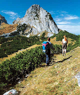 Hoher First (links), Großer Traunstein (Mitte), Berliner Kreuz (über der rechten Person).