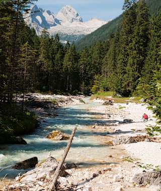 Zwischenstation an der Bockhütte: über der Partnach hinten das Zugspitzplatt.