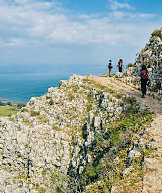 Zunehmend ausgesetzt führt der Bergpfad in Richtung Gipfel.