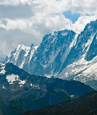 Blick von der Alp Loriaz auf die Nordwände von Courtes, Droites und Verte.