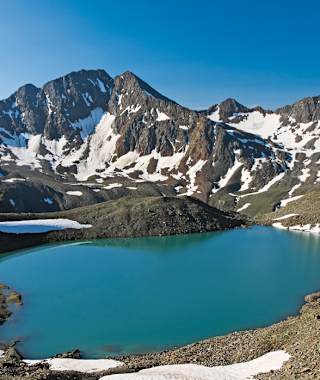 Blickfang im kargen hochalpinen Gelände: der Triebenkarsee.