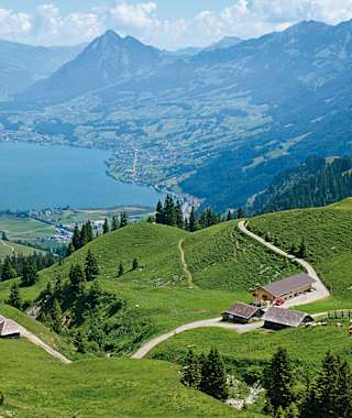 Vom steilen Gipfelhang der Schafnase reicht die Sicht bis ins östliche Berner Oberland.