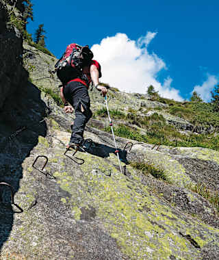 Eisentritte und Ketten unterstützen den Aufstieg zur Cabane de Saleina