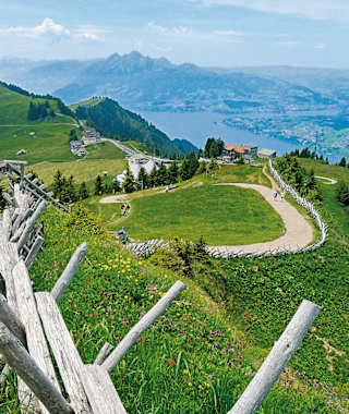 Blick zurück, kurz vor dem Rigi Kulm über den Grat mit Rigi Staffel und Rigi Staffelhöhe. Darüber im Hintergrund der Pilatus.