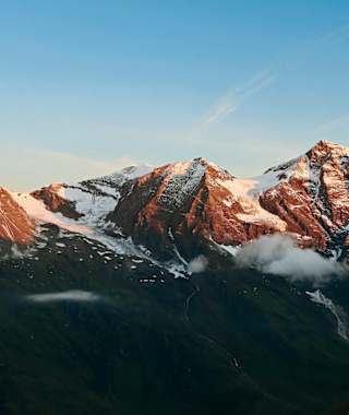 Hohe Dock (links), Klockerin, Bratschenkopf und Großes Wiesbachhorn überbauen den Natur-Erlebnisweg hoch und westseitig.