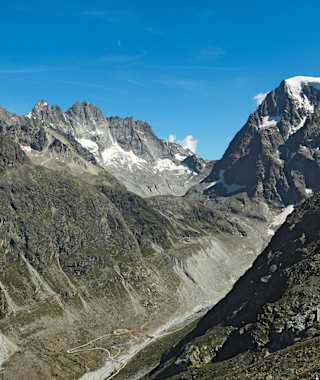 Über dem Talschluss von Arolla ragt der Mont Collon dominierend in den Himmel.
