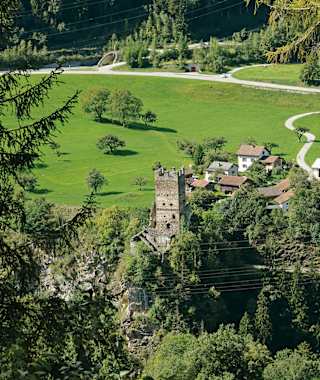 Burgruine Campell / Campi vom Abstieg zum Weiler Parnegl.