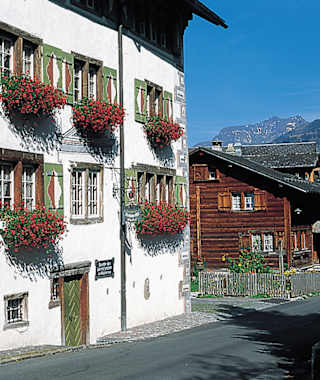 Beim Suworow-Haus in Elm beginnt der Weg zum Panixerpass.