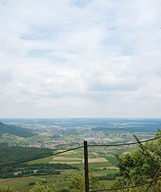 Vom Nordgipfel des Hohenstoffeln blicken wir hinüber zum Hohenhewen.