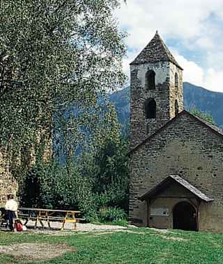 Rast an der Burgkapelle von Hohen Rätien.