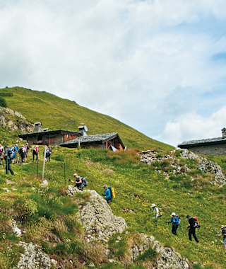 Wir sind auf einer beliebten Wanderroute über den Mont de la Saxe zum Refuge Bonatti