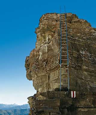 Eine 8 m hohe Leiter erleichtert die Überschreitung eines Felsturms.