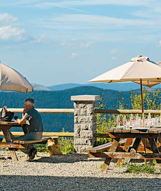 Auf der Terrasse des Chalet-Hôtel du Grand Ballon beim Start der Tour.