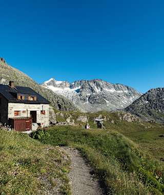 Die Cabane de Chanrion, überragt vom Bec d’Epicoune mit seinem Eisgrat.