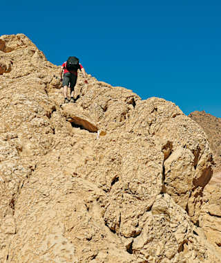 Im Aufstieg muss diese felsige Rampe ohne spezielle Sicherung in leichter Kletterei überwunden werden.