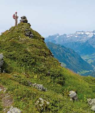 Das Sunnenhörnli ragt als kleiner Hügel aus dem Grat. Hinten rechts das Glärnisch-Massiv.
