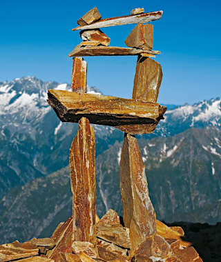 Steinmandl oder Kunst? Am Gipfel des Bristen.