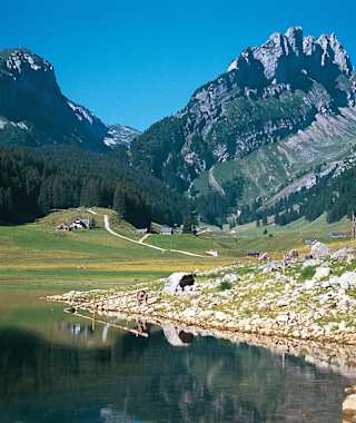 Hochalpin: der Talschluss hinter dem romantischen Sämtiser See.