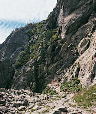 Es wird spannend: am Beginn der gesicherten Steiganlage.