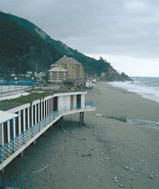 Seltenes Bild: Im Winter hat man in Deiva Marina den Strand für sich alleine.
