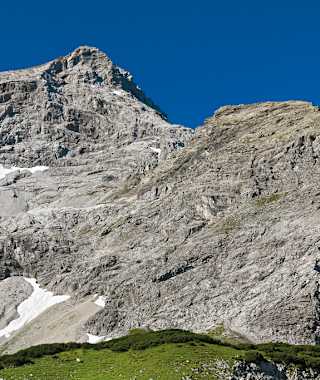 Wie ein Bollwerk riegelt der Panüelerkopf das Zalimtal ab. An seinen Flanken zieht der Leibersteig  diagonal nach oben.
