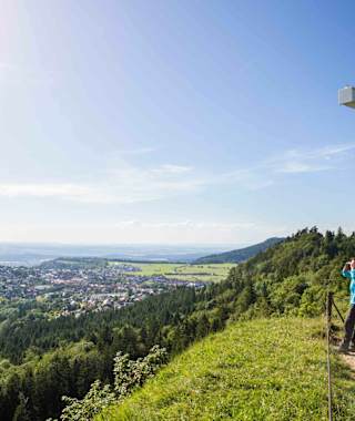 Am Donauberglandweg - Wanderer am Aussichtsberg Kehlen