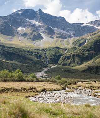 Am Wasserfallweg kann man auch immer wieder einen Blick auf den Hohen Sonnblick genießen.