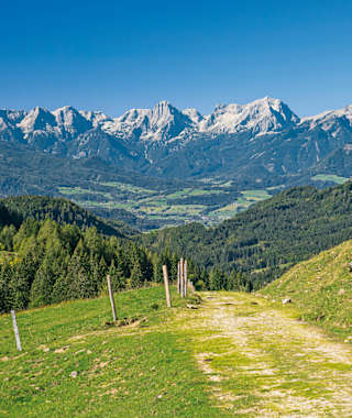 Die im Oktober bereits "angezuckerten" Höhen des Toten Gebirges von der Dörflmoaralm.