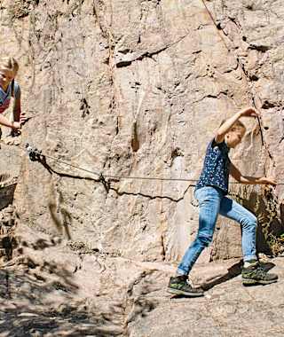 Am Klettersteig: Gut festhalten!