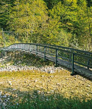 Wildnistrail Buchensteig: Die Hängebrücke über den Reichramingbach gleich zu Beginn der Wanderung.