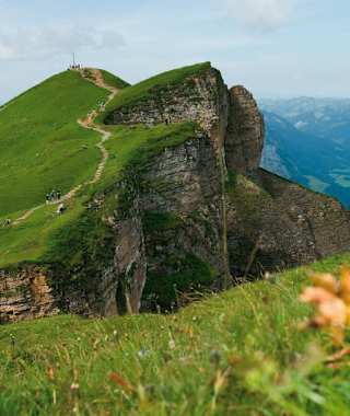 Der Weg verläuft in sicherem Abstand zu den Steilabstürzen.