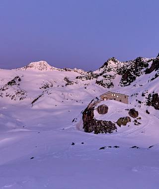 Die Albert-Heim-Hütte kurz vor Sonnenaufgang