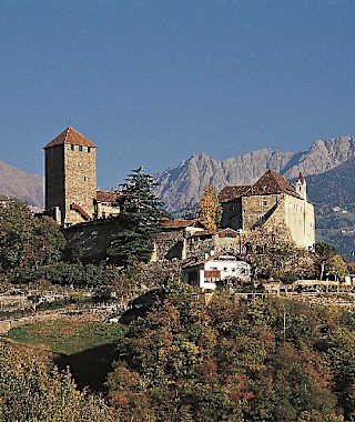 Blick vom Algunder Waalweg auf das Schloss Tirol.